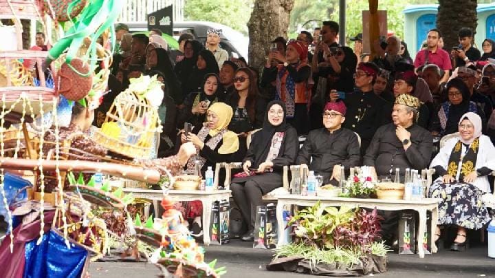 Gubernur Jawa Timur Khofifah Indar Parawansa duduk berdampingan dengan Bupati Banyuwangi Ipuk Fiestiandani dalam gelaran Banyuwangi Ethno Carnival 2025, Sabtu, 12 Juli 2025. (Pemkab Banyuwangi)