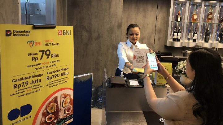 Pengunjung melakukan pembayaran menggunakan aplikasi wondr by BNI saat promo spesial HUT ke-79 BNI di Oyster Dealer Ashta. Dok. BNI