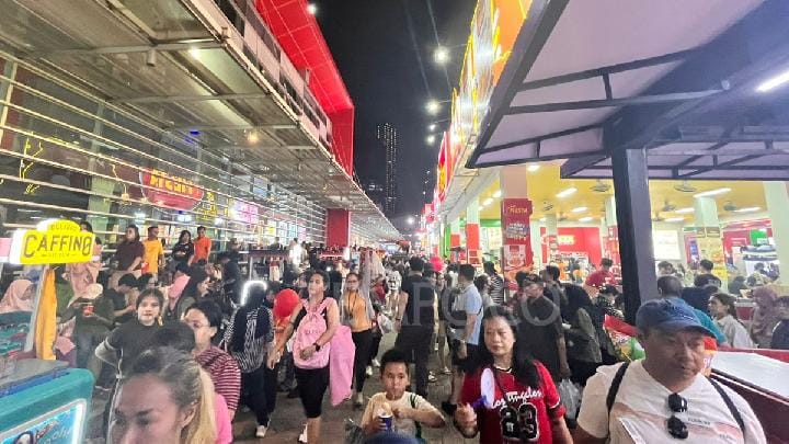 Suasana malam penutupan Jakarta Fair 2025 di kawasan Jakarta Internasional Expo, Kemayoran, Jakarta Pusat, 13 Juli 2025. Tempo/Nandito