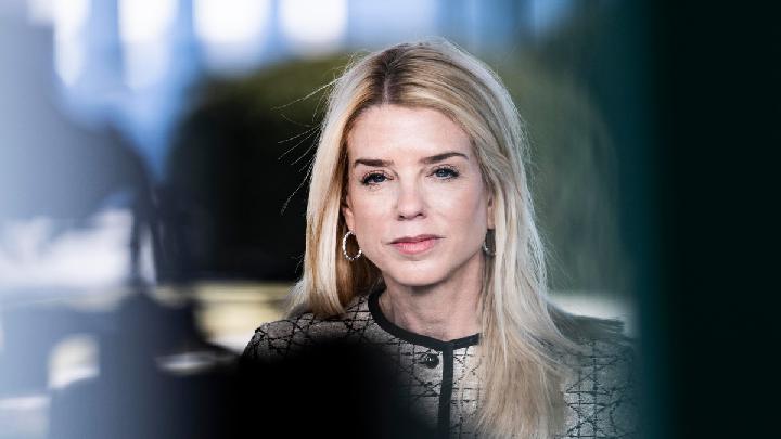 Jaksa Agung Pam Bondi Memohon kepada Trump agar Tak Dipecat