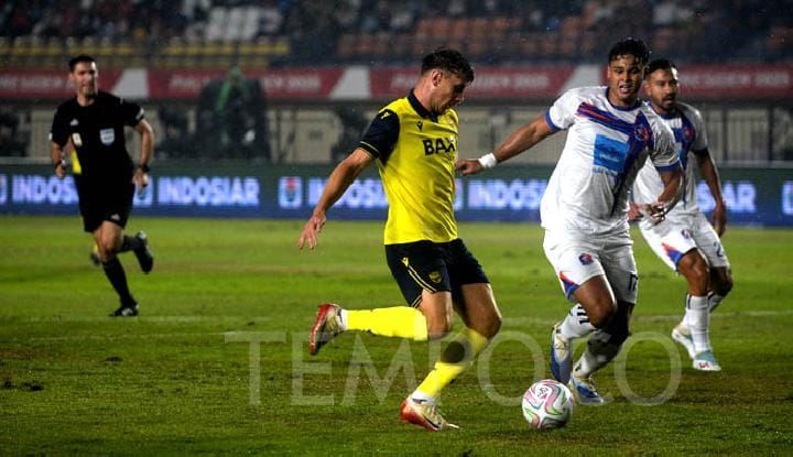 Pemain Oxford United Thomas Mark Harris (kiri) saat mencetak gol ke gawang Port FC Kevin pada final Piala Presiden 2025 di Stadion Si Jalak Harupat, Kabupaten Bandung, Jawa Barat, 13 Juli 2025. Tempo/Prima Mulia