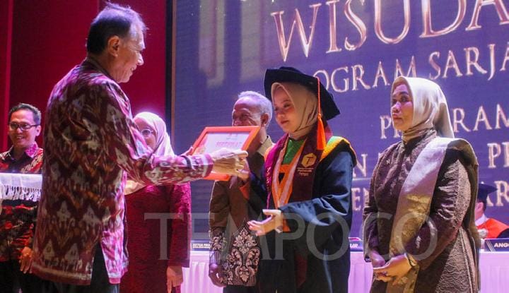 Ketua Yayasan Rumah Edukasi Tempo, Herry Hernawan menyerahkan piagam kepada salah satu wisudawan terbaik saat acara wisuda Politeknik Tempo di Auditorium Perpustakaan Nasional, Jakarta, 12 Juli 2025. Tempo/Magang/Muhammad Rizky Fadhlurahman