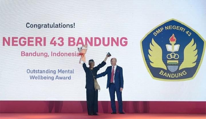 SMPN 43 Bandung membuat aplikasi anti-perundungan di lingkungan sekolah bernama Bejakeun yang diganjar penghargaan AIA Outstanding Mental Wellbeing Award di ajang kompetisi sekolah tersehat se-Asia Pasifik di Da Nang, Vietnam, 3 Juli 2025. Dok. AIA
