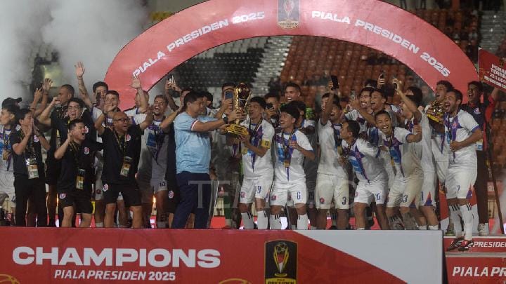Pemain Port FC berselebrasi usai menjuarai  Piala Presiden 2025 di Stadion Si Jalak Harupat, Kabupaten Bandung, Jawa Barat,  13 Juli 2025. Port FC berhasil mengalahkan Oxford United dengan skor 2-1, dan berhasil merebut Piala Presiden 2025.Tempo/Prima Mulia