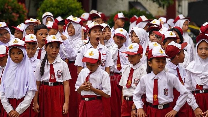 Siswa yang hadir pada hari pertama masuk sekolah pada tahun ajaran baru 2025-2026 di SDN Rawamangun 02, Jakarta Timur, 14 Juli 2025. Hari pertama masuk sekolah siswa baru diajarkan Masa Pengenalan Lingkungan Sekolah (MPLS) dengan berbagai kegiatan yakni pembagian kelompok, sosialisasi tata tertib sekolah, penjelasan jadwal dan kegiatan MPLS, serta latihan upacara pembukaan MPLS. Tempo/Martin Yogi Pardamean
