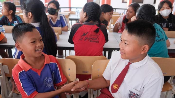 Dua peserta didik baru berkenalan saat sarapan di Sekolah Rakyat Menengah Pertama 17 Tabanan, Bali, 14 Juli 2025. Antara/Nyoman Hendra Wibowo