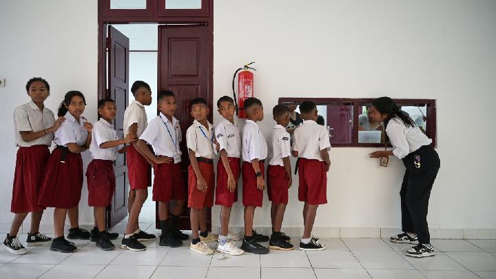 Apa Beda Sekolah Garuda Unggulan dengan Sekolah Rakyat