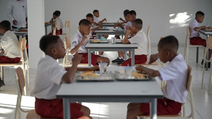 9 Students Hospitalized Due to Suspected Food Poisoning of Free Nutritious Meal in Kupang
