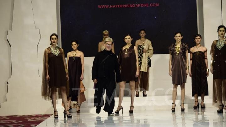 Hayden Ng, desainer asal Singapura yang juga Ketua Asosiasi Desainer ASEAN, menampilkan karya di Jogja Fashion Tren 2025, 11-13 Juli. Tempo/Pribadi Wicaksono