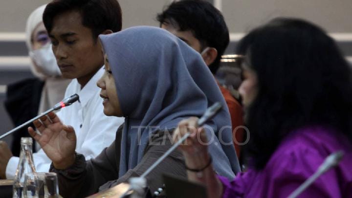 Korban pelanggaran HAM di panti sosial memberikan kesaksian ketika mengikuti audiensi dengan Komisi XIII DPR RI di Gedung DPR RI, Jakarta, 14 Juli 2025. Tempo/Amston Probel