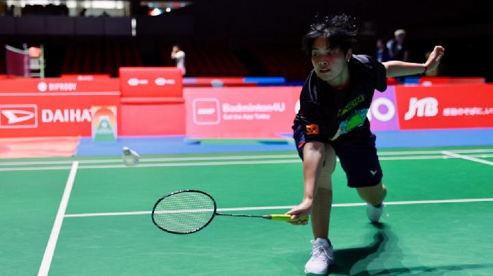 Pebulu tangkis tunggal putri Indonesia Gregoria Mariska Tunjung saat menjajal tempat pertandingan Japan Open 2025 saat sesi latihan resmi di Tokyo Metropolitan Gymnasium, Jepang, 14 Juli 2025. Dok. Tim Media PBSI
