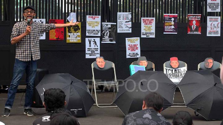 Koalisi Masyarakat Sipil untuk Pembaruan KUHAP melakukan aksi Debat Terbuka RKUHAP dengan mengundang Presiden Republik Indonesia, Menteri dan Wakil Menteri Hukum, Pimpinan dan Anggota Komisi III DPR RI di depan Gerbang Pancasila, Gedung DPR RI, Jakarta, 14 Juli 2025. Tempo/Amston Probel