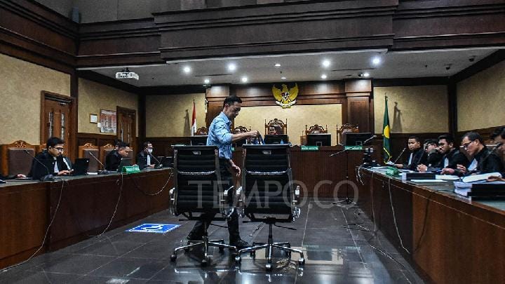 Terdakwa kasus korupsi importasi gula di Kementerian Perdagangan periode 2015-2016, Thomas Trikasih Lembong atau Tom Lembong menjalani sidang dengan agenda pembacaan duplik atau tanggapan atas replik jaksa penuntut umum di Pengadilan Tipikor, Jakarta, 14 Juli 2025. Tempo/Tony Hartawan