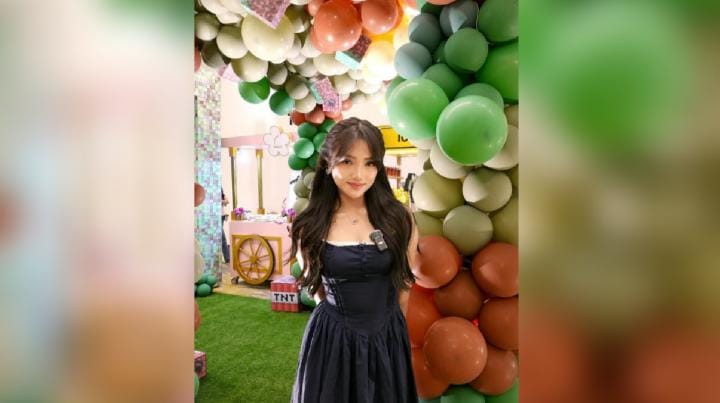 Pesona Fuji di Pesta Ulang Tahun Gala Sky, Bergaya Feminin dalam Balutan Gaun