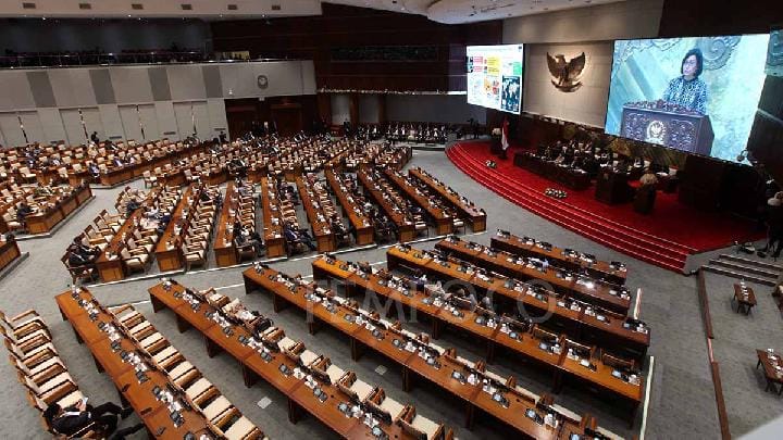 Menteri Keuangan Sri Mulyani Indrawati menyampaikan tanggapan Pemerintah pada Rapat Paripurna DPR ke-24 Masa Persidangan IV Tahun Sidang 2024-2025 di Kompleks Parlemen, Senayan, Jakarta, 15 Juli 2025.  Tempo/Amston Probel