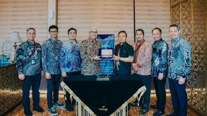(Keempat kanan) Direktur Utama bank bjb Yusuf Saadudin, dan (Keempat kiri) Direktur Utama PIP Ismed Saputra, menandatangani Nota Kesepahaman di Menara bank bjb, Bandung. Dok. bjb
