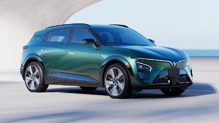 Penasaran dengan SUV Listrik VinFast VF7 di GIIAS 2025