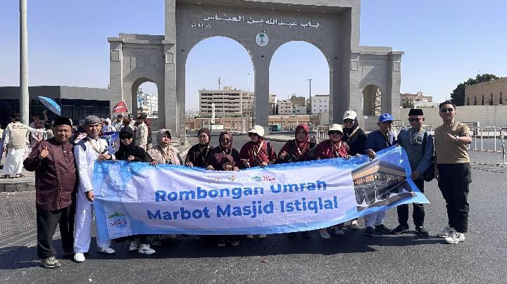 Menag Lepas Jamaah Umrah Marbot Istiqlal yang Diberangkatkan Le Minerale