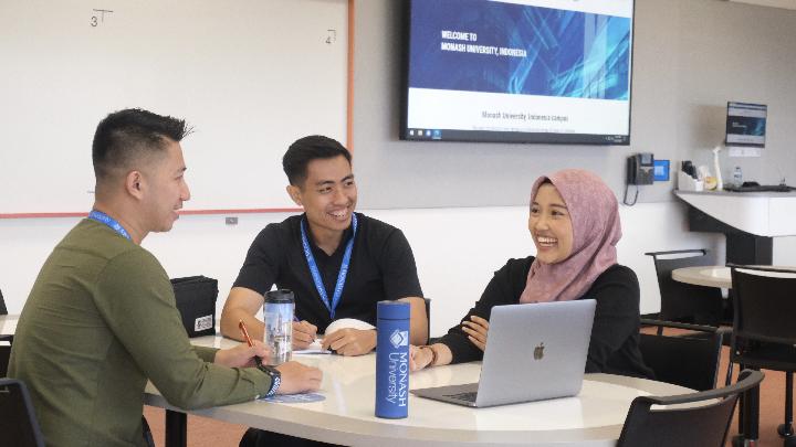 Mahasiswa penerima beasiswa LPDP berdiskusi di ruang kelas Monash University, Indonesia. Dok. Monash