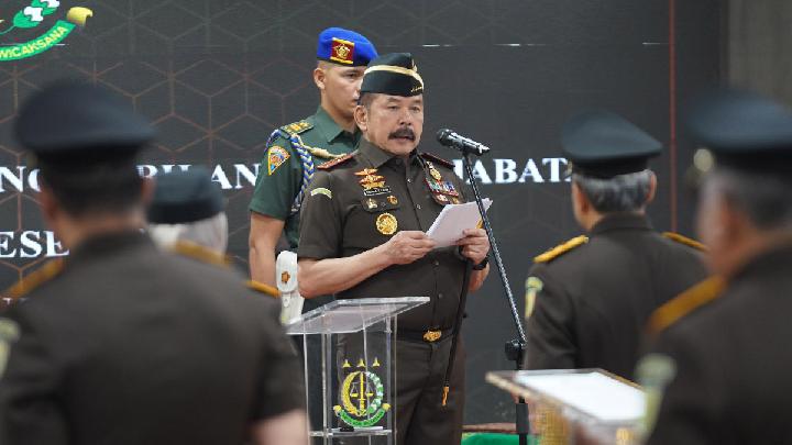 Jaksa Agung ST Burhanuddin melantik 34 pejabat yang terdiri dari Kepala Kejaksaan Tinggi dan Pejabat Eselon II Kejaksaan Agung di Gedung Kejaksaan Agung, Jakarta16 Juli 2025. Dok. Penkum Kejaksaan Agung