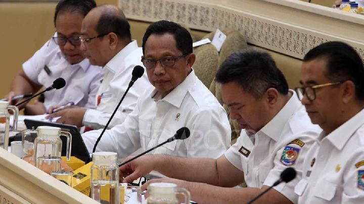 Menteri Dalam Negeri, Tito Karnavian (tengah) mengikuti Rapat Kerja dan Rapat Dengar Pendapat dengan Komisi II DPR RI di Gedung DPR RI, Jakarta, 16 Juli 2025. Rapat tersebut membahas pembinaan dan pengawasan BUMD di seluruh Indonesia. Tempo/Amston Probel