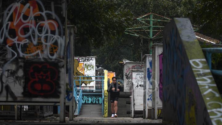 Skywalk Cihampelas atau Teras Cihampelas di Bandung, Jawa Barat, 17 Juli 2025. Wali Kota Bandung Muhammad Farhan memastikan tidak akan membongkar Teras Cihampelas dan lebih memilih renovasi kembali. Hal ini sekaligus menolak usulan Gubernur Jawa Barat Dedi Mulyadi untuk membongkar Teras Cihampelas yang dibangun pada era Walikota Ridwan Kamil dengan anggaran Rp 48 miliar di tahap awal. Tahap berikutnya menyedot anggaran Rp 26 miliar. Tempo/Prima mulia
