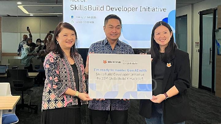 Presiden Direktur IBM Indonesia Roy Kosasih (tengah) dan CEO Hacktiv8 Juventia Vicky Riana (kanan) dalam acara peluncuran IBM SkillsBuild di Kantor IBM Indonesia, Thamrin, Jakarta, 17 Juli 2025. Tempo/Defara