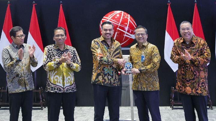 
Menteri UMKM Maman Abdurrahman (tengah), dan Direktur BNI Eko Setyo Nugroho (kedua kanan), pada peluncuran program RISE TO IPO di Jakarta. Dok. BNI