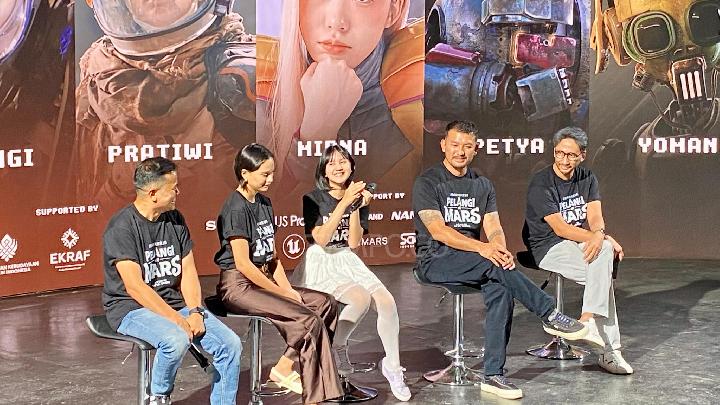 Produser Dian Fernando, Lutesha, Keinaya Messi Gusti, Rio Dewanto, dan sutradara Upie Guava saat menampilkan karakter film fiksi ilmiah Pelangi di Mars di Doss Guava XR Studio, Jakarta Selatan, 17 Juli 2025. Tempo/Bagus Pribadi