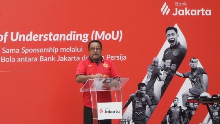 Wakil Gubernur DKI Jakarta Rano Karno, memberikan sambutan pada acara Penandatanganan Memorandum of Understanding (MoU) tentang Penjajakan Kerja Sama Sponsorship melalui Platform Olahraga Sepak Bola antara Bank Jakarta dengan Persija di Taman Menteng, Jakarta Pusat, pada Kamis, 17 Juli 2025. TEMPO/Abdul Karim