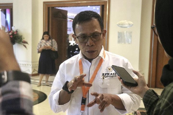 Bupati Tapanuli Tengah Masinton Pasaribu menjawab pertanyaan media usai pelantikan pengurus Apkasi 2025-2030 oleh Mendagri Tito Karnavian di Jakarta, Kamis, 17 Juli 2025. Dok. TEMPO/Rega Wijaya