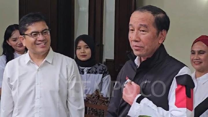 Mantan Presiden Joko Widodo (kanan) mengenakan jaket yang bergambar logo baru Partai Solidaritas Indonesia (PSI) saat jajaran pengurus DPP PSI menyambangi kediamannya di Solo, Jawa Tengah, 17 Juli 2025. Tempo/Septhia Ryanthie