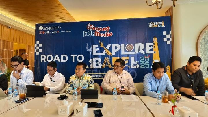 Kepala Bank Indonesia Bangka Belitung, Rommy Sariu Tamawiwy (berbaju batik) menyampaikan pelaksanaan event Explore Babel 2025 yang merupakan pameran wisata, kuliner dan UMKM terbesar pada 21-27 Juli 2025 kepada wartawan di Pangkalpinang, Kamis, 17 Juli 2025. (Tempo/Servio Maranda)