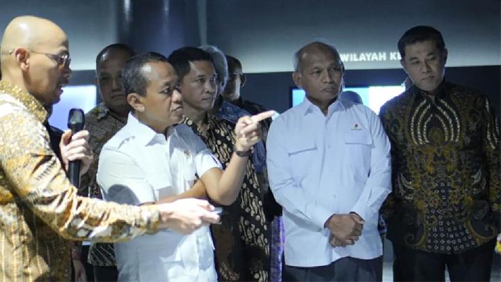 Menteri Energi dan Sumber Daya Mineral Bahlil Lahadalia bersama Rektor Institut Teknologi Sepuluh Nopember (ITS) Prof Bambang Pramujati mengunjungi konten edukatif Migas Corner ITS yang dikonsep dalam metaverse. Antara/HO-Humas ITS