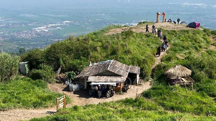 Wisatawan menjelajahi dan berkemah di Puncak Mawuk Gunung Pangradinan, 16 Juli 2025. Tempo/Siti Labibah Fitriana