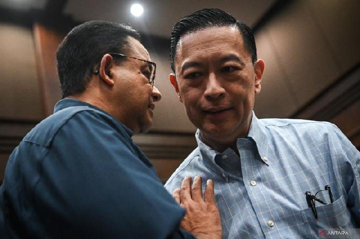 Thomas Trikasih Lembong atau Tom Lembong  berbincang dengan mantan Gubernur Jakarta Anies Baswedan di Pengadilan Tipikor, Jakarta, 9 Juli 2025.  Antara/Sulthony Hasanuddin