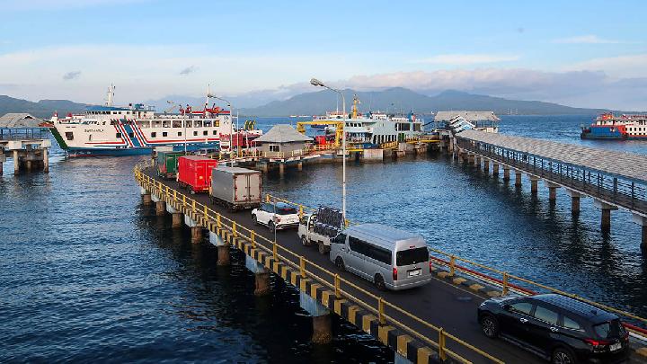 Vehicles Queue at Ketapang Port as Govt Limits Ferry Operations - foto ...