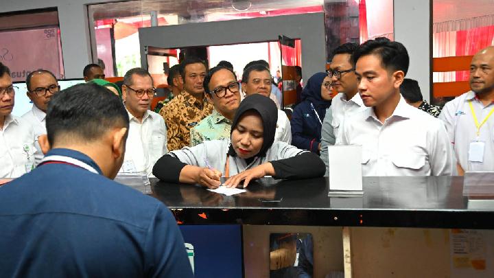Wapres Gibran Tinjau Penyaluran Bansos Subsidi Upah di Boyolali