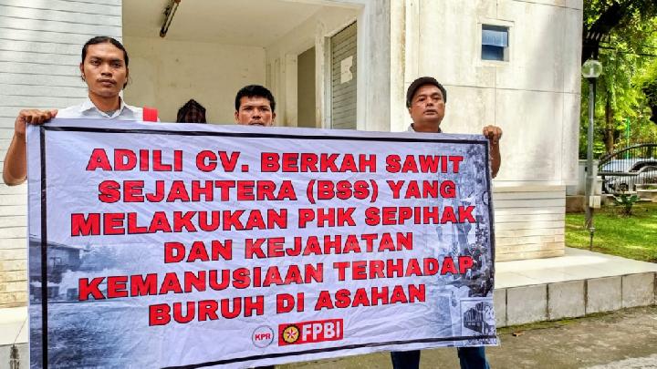 Massa FPBI membentangkan spanduk yang harusnya dibentangkan di sidang paripurna DPRD Sumut saat Wakil Gubernur Sumut Surya membacakan nota jawaban gubernur terhadap pemandangan umum fraksi, 17 Juli 2025. Tempo/Mei Leandha
