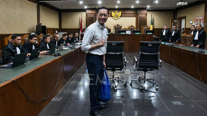 Terdakwa kasus dugaan korupsi impor gula, Thomas Trikasih Lembong atau Tom Lembong saat mengikuti sidang pembacaan vonis di Pengadilan Tipikor, Jakarta, 18 Juli 2025. Tempo/Tony Hartawan