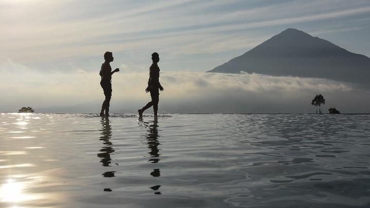 Kolam renang air hangat alami dengan latar Gunung Cikuray di Agrowisata Tepas Papandayan, Desa Karamatwangi, Kabupaten Garut, Jawa Barat, 16 Juli 2025. Agrowisata Tepas Papandayan yang dibangun pada tahun 2019 oleh Pemerintah Desa dan dikelola Badan Usaha Milik Desa (BUMDes) Keramat Jaya itu, mendapatkan omset Pendapatan Asli Desa (PAD) sebesar Rp100 juta-Rp150 juta per tahun. Antara/Adeng Bustomi