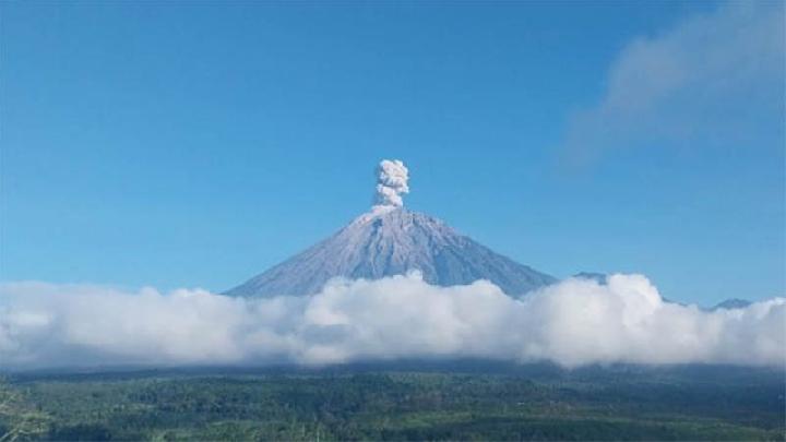 Indonesia's Mount Semeru Erupts Three Times, Alert Level Remains at 2