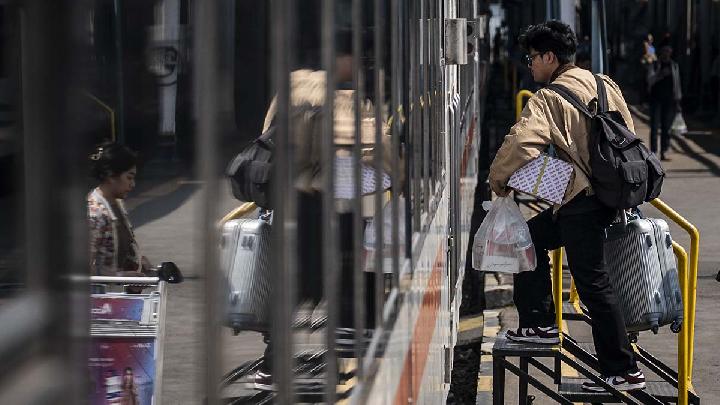 Penumpang kereta api Tawang Jaya Premium di Stasiun Semarang Tawang, Semarang, Jawa Tengah, 20 Juli 2025. Antara/Aprillio Akbar