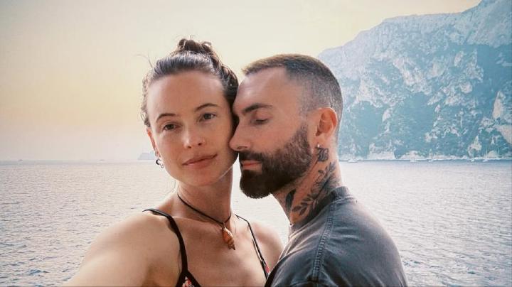 (dari kiri ke kanan) Behati Prinsloo dan Adam Levine. Foto: Instagram/@behatiprinsloo