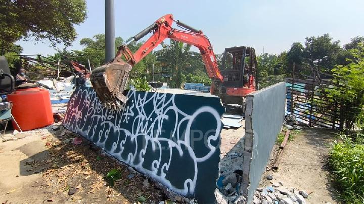 Satpol PP Kota Depok Bongkar Puluhan Bangunan Liar di Jalan Juanda