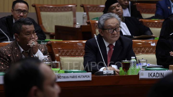 Ketua Umum DPP Ikatan Advokat Indonesia (IKADIN) Maqdir Ismail (tengah) dan Hotman Paris Hutapea (kiri) saat mengikuti Rapat Dengar Pendapat Umum (RDPU) dengan Komisi III DPR di Kompleks Parlemen, Senayan, Jakarta, 21 Juli 2025. Tempo/Amston Probel