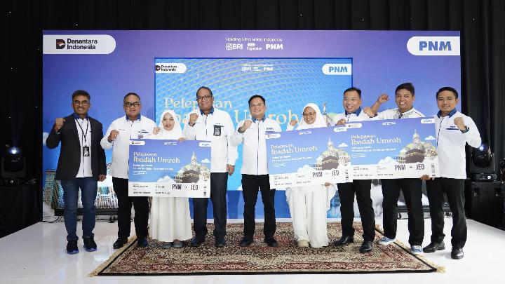 Direktur Utama PT Permodalan Nasional Madani (PNM) Arief Mulyadi (tengah) bersama jajaran manajemen dan karyawan penerima reward saat pelepasan ibadah umrah di Jakarta, Senin, 21 Juli 2025. Dok. PNM