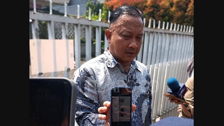 Anggota Kompolnas, Choirul Anam, menunjukkan foto kondisi slot kunci pintu kamar diplomat Kementerian Luar Negeri, Arya Daru Pangayunan kepada wartawan di Jakarta, 22 Juli 2025. Tempo/Vedro Imanuel