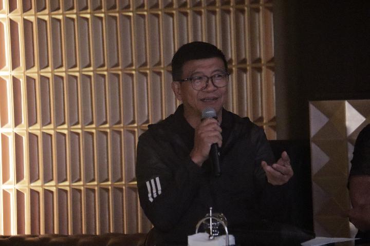 Ketua LMK Selmi Jusak Irwan Setiono saat berbicara dalam konferensi pers soal pelanggaran hak cipta oleh PT Mitra Bali Sukses (Mie Gacoan) di Jakarta, Senin, 21 Juli 2025. Dok: LMK Selmi