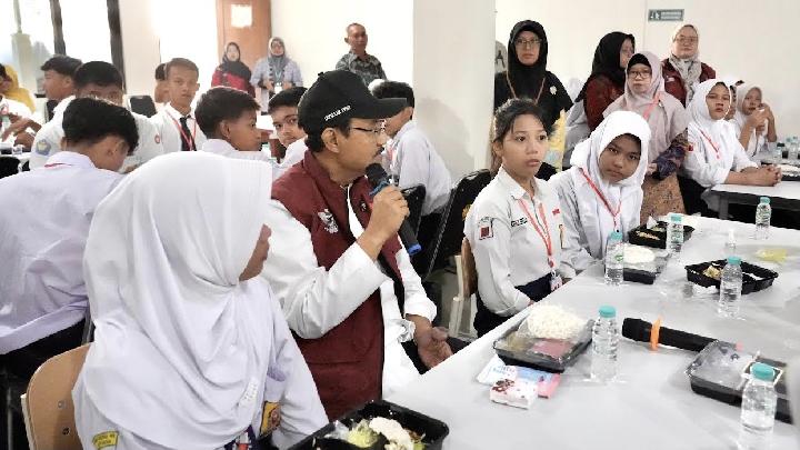 Kunjungi SRMA 21, Gus Ipul Dampingi Siswa Sarapan dan Beri Motivasi